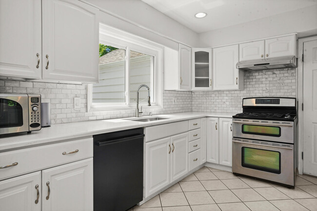 Quartz counters. - 319 Davenport Ave