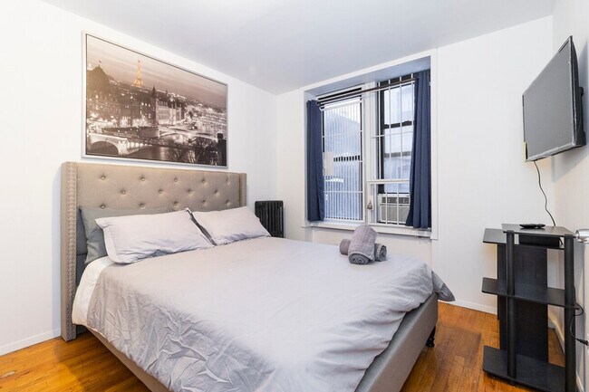 Building Photo - 316 E 96th St