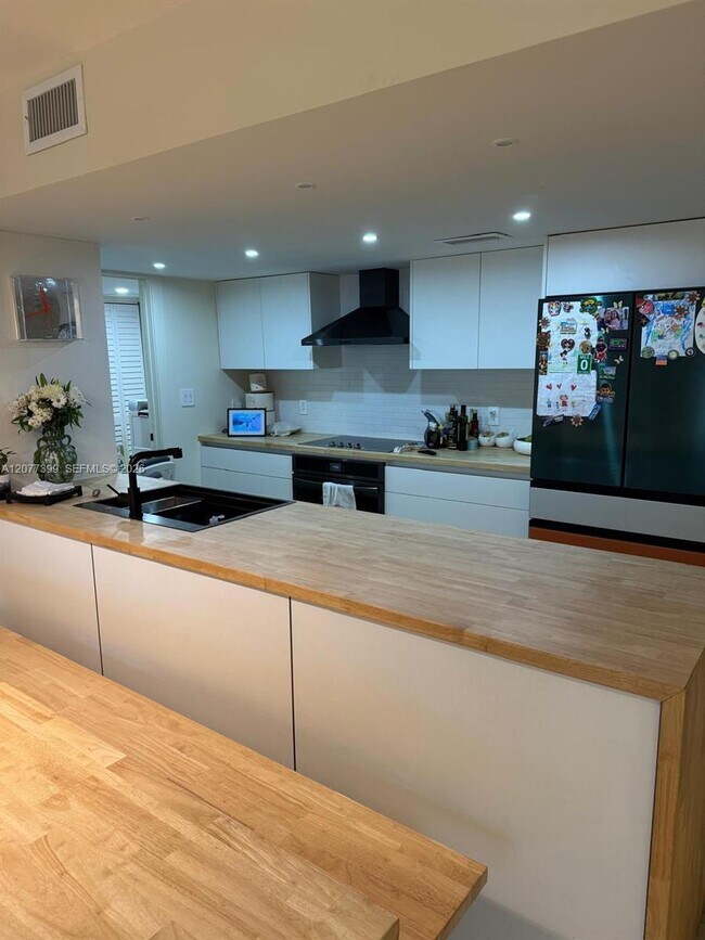 Building Photo - 210 Seaview Dr
