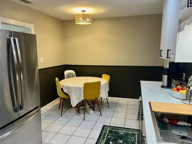 Building Photo - 3/2 Duplex Conveniently Situated in an Established Neighborhood!