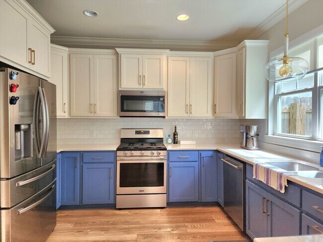 Building Photo - Stunning 2-story Home in the Coveted East Pensacola Heights!