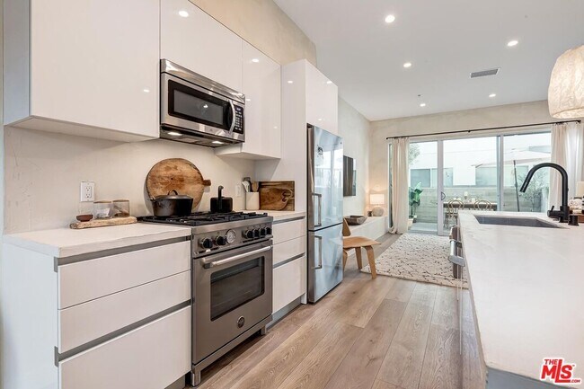 Building Photo - 957 Figueroa Terrace