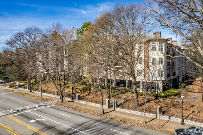 Building Photo - 828 Highland Ln NE