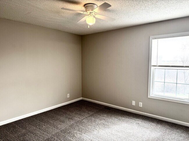 Building Photo - 3 Bedroom 2 Bathroom Open Kitchen