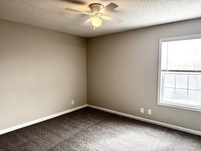 Building Photo - Beautiful Home close to Ft Campbell and Shopping!