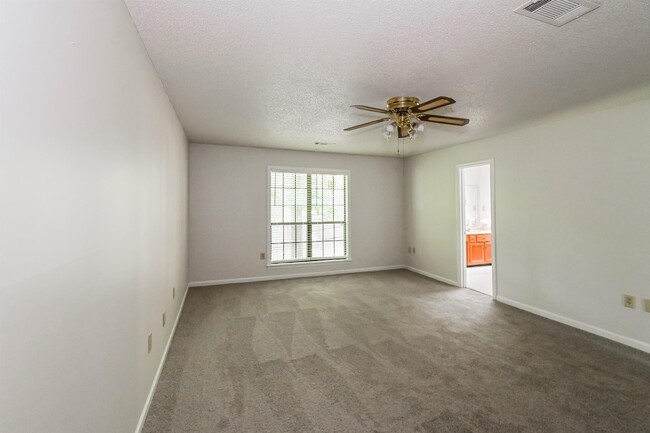 Building Photo - 2239 Easton Dr