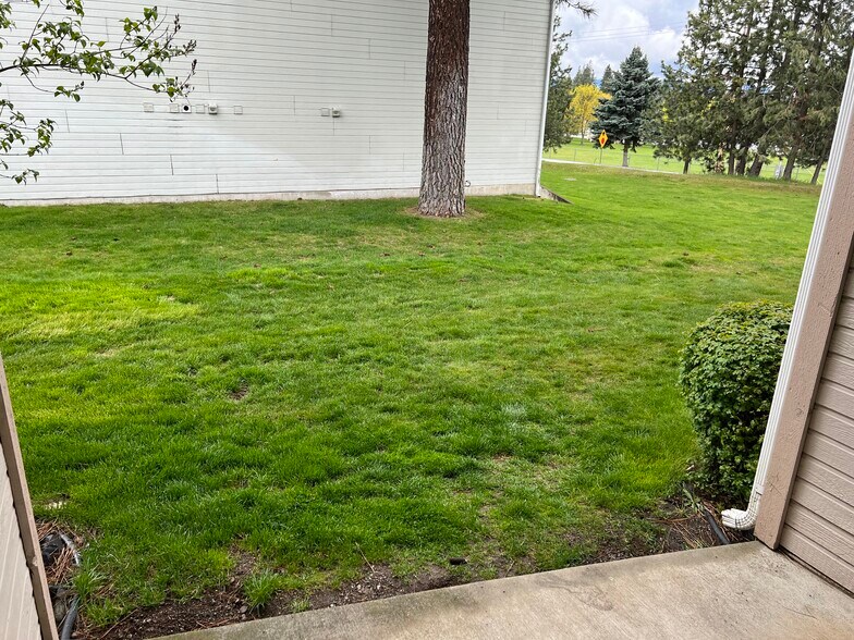 Building Photo - 8207 N Ridgewood Dr