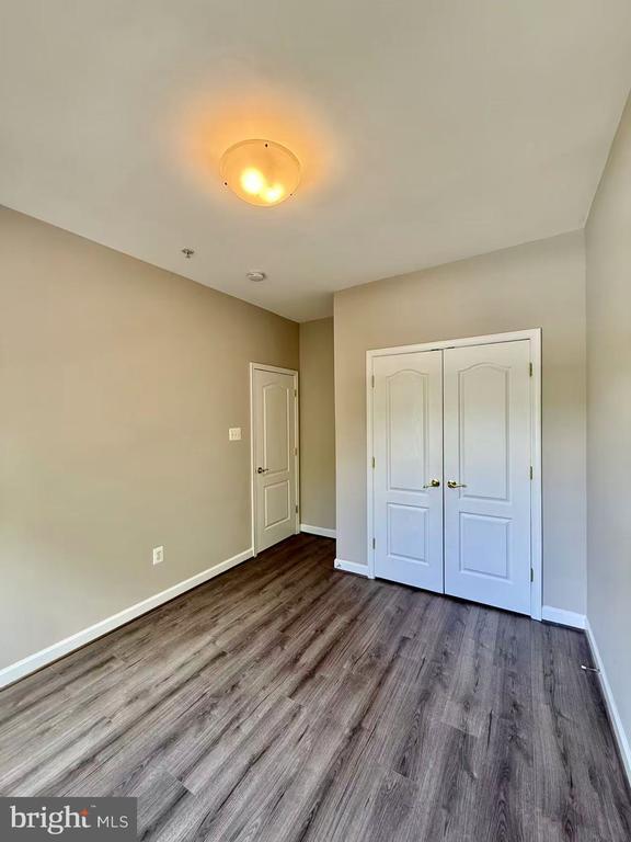 Building Photo - 612 Garden View Square