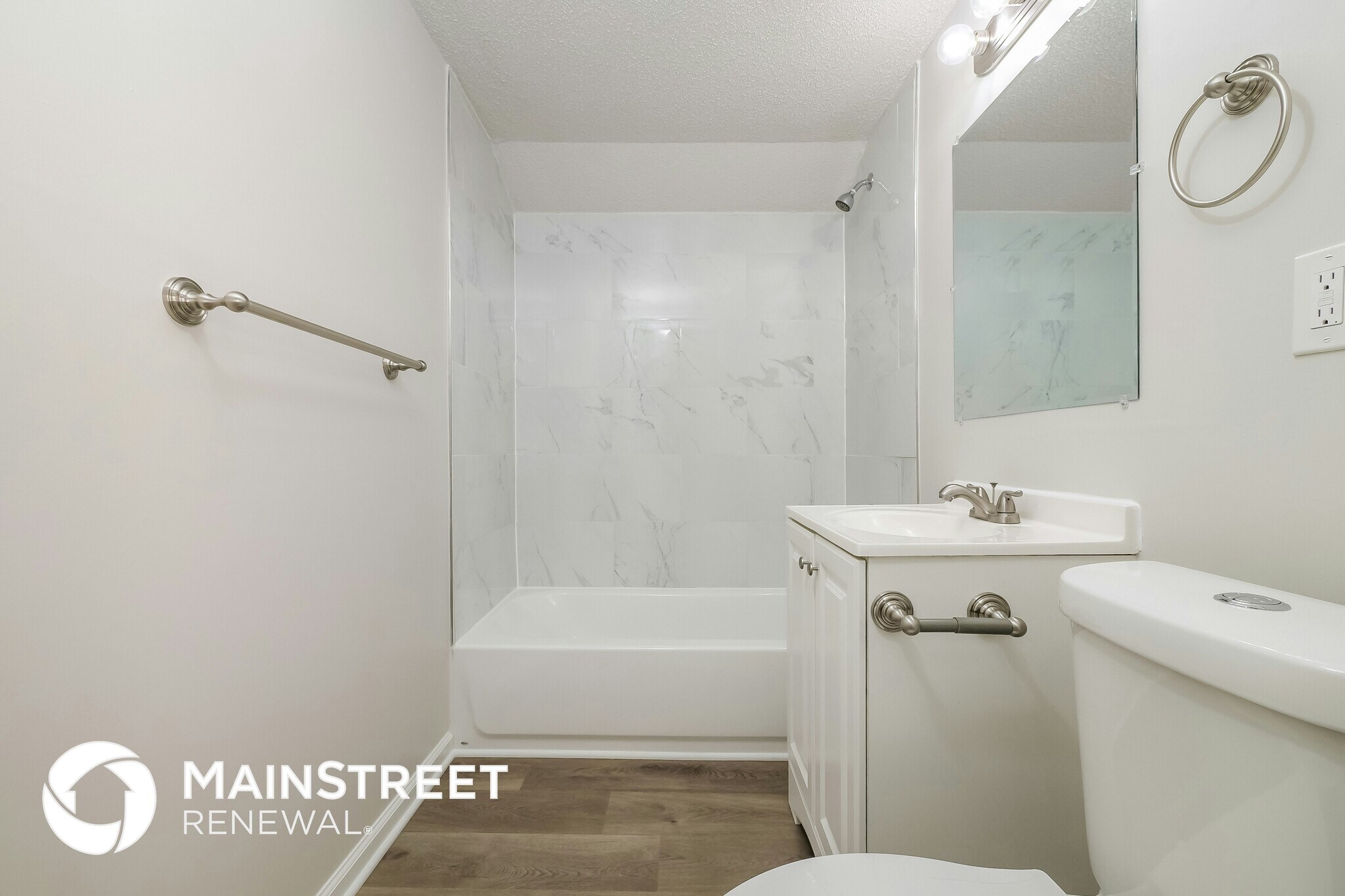 Building Photo - 403 E 9th St