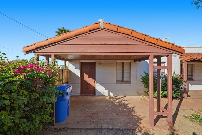 Primary Photo - Great complex in Central Phoenix