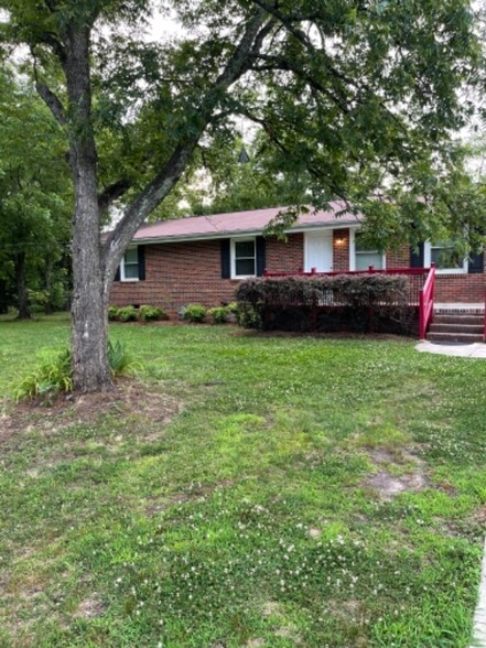 Primary Photo - 211 Drury Ln