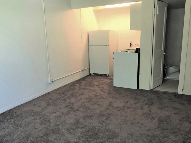 Building Photo - 6418 University Ave