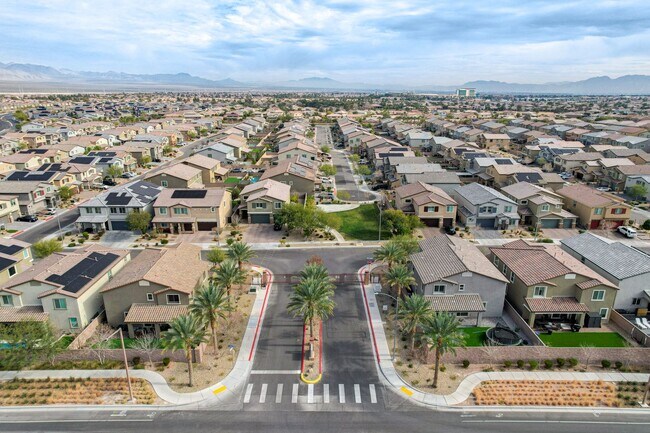 Building Photo - Gated community Located within the Valley Vista Master Plan. 4 Bed 3 Bath features and Open and i...