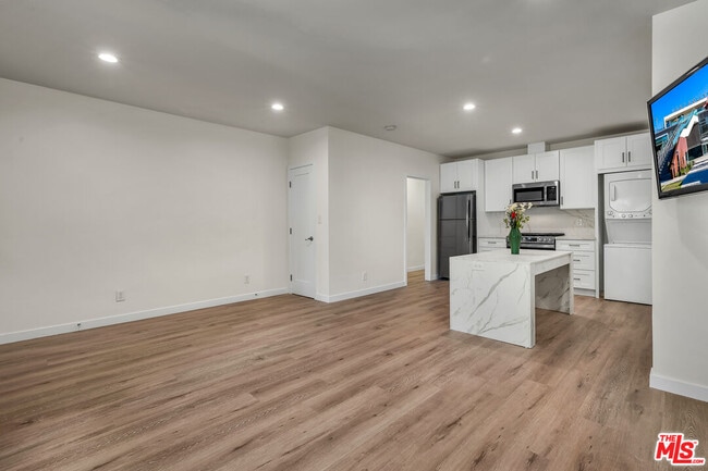 Building Photo - 738 Westmount Dr