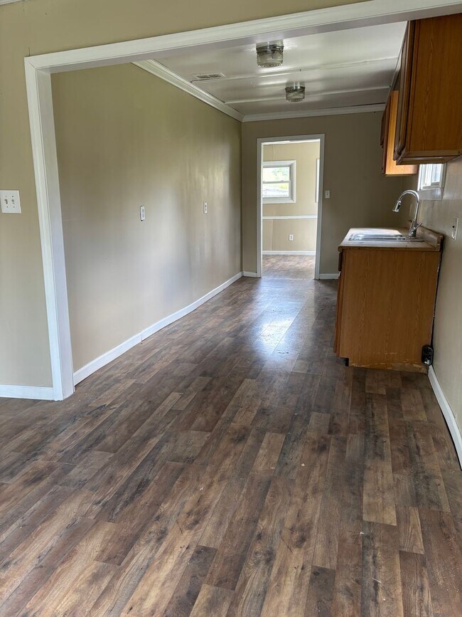 Building Photo - 3 Bedroom Ranch by the River