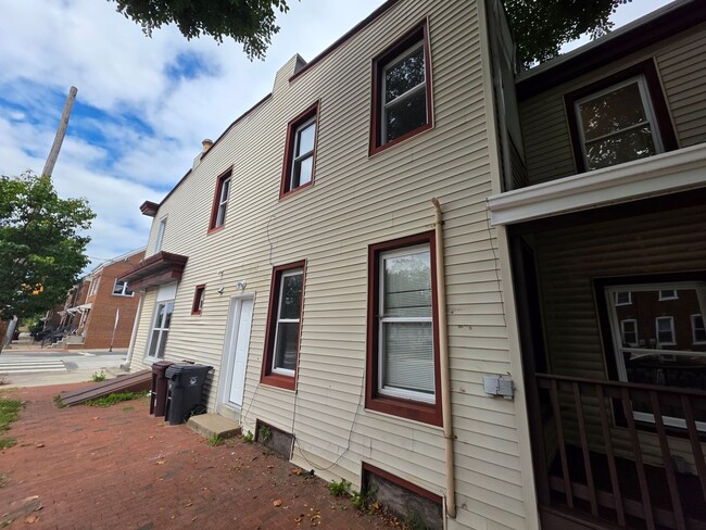 Building Photo - 450 S Heald St