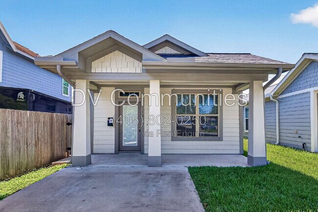 Building Photo - 1204 3rd St