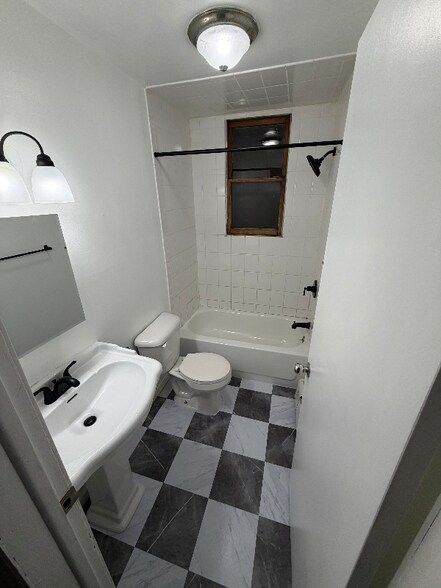 Building Photo - 214 Maple St