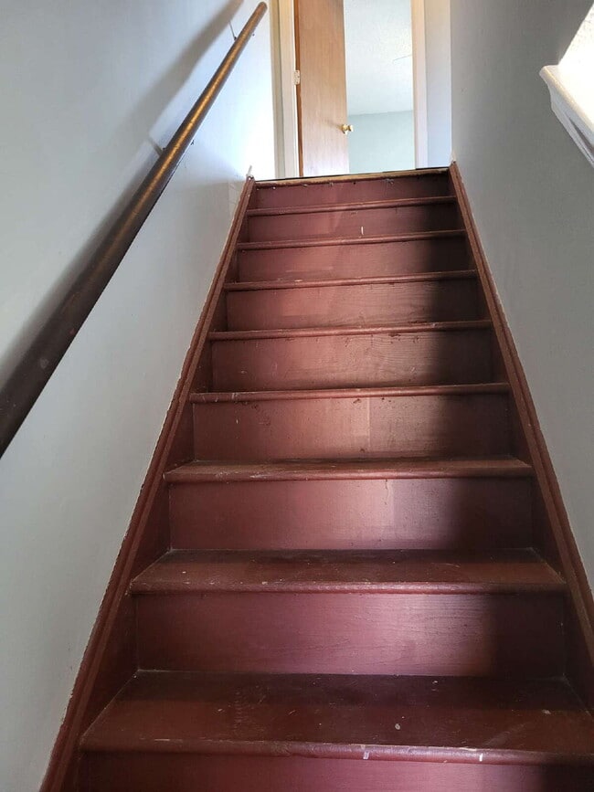 Building Photo - "Charming Goose Creek Townhouse: Cozy 2-Bedroom Retreat with Fireplace!"