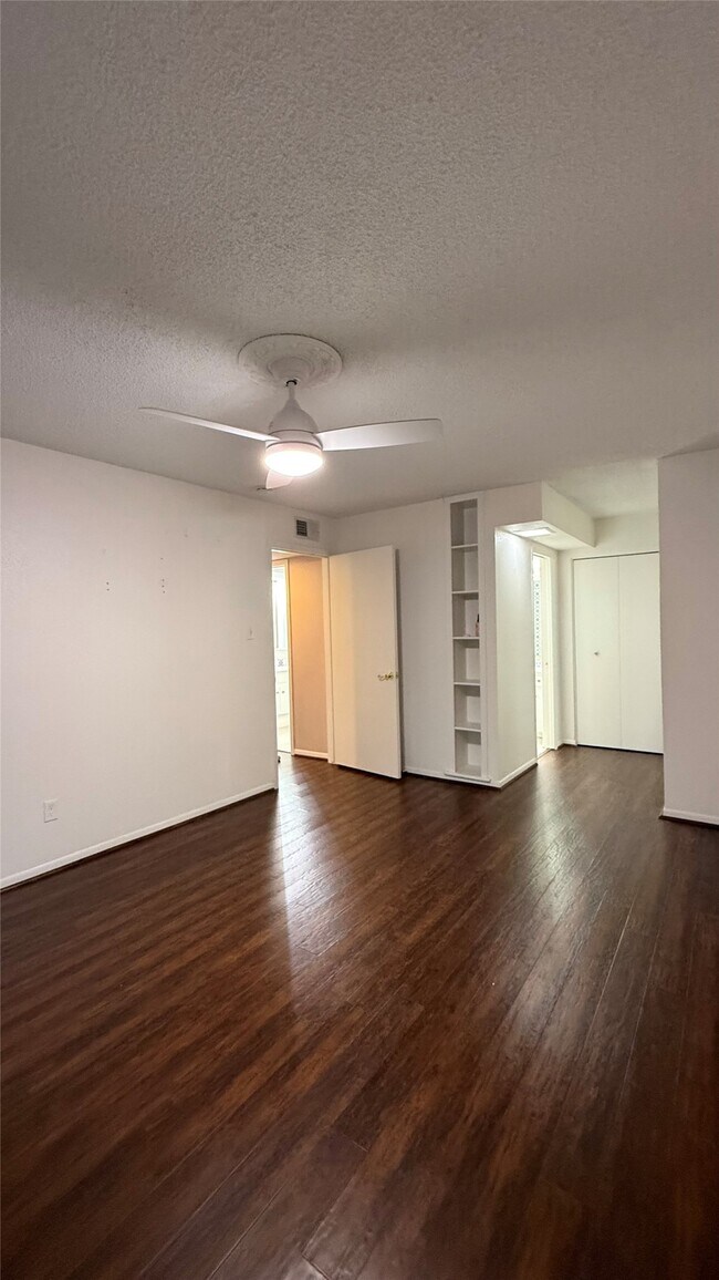 Building Photo - 2744 Briarhurst Dr