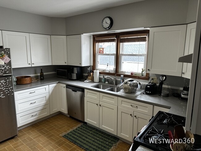 Building Photo - 2102 W Belle Plaine Ave