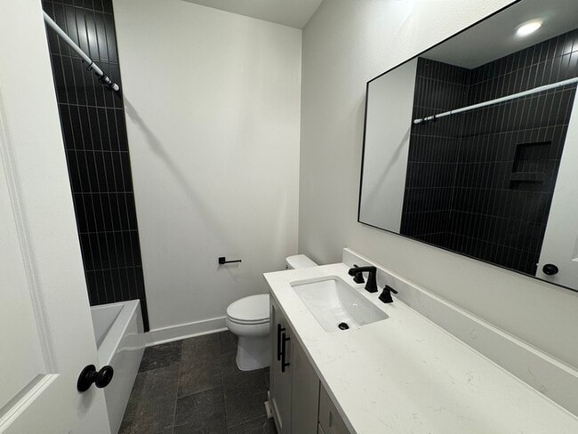 Building Photo - Newer 3 bedroom 2.5 bathroom townhome in H...