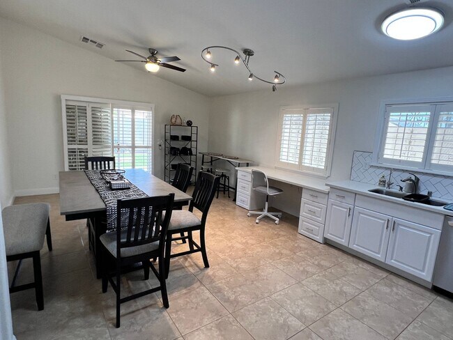 Building Photo - Cozy Fully Furnished Single Story Home