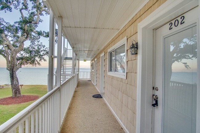 Building Photo - Stylish Condo in Waterfront Bayview Terrace – Updated Interiors, In-Unit Washer/Dryer, Access to ...