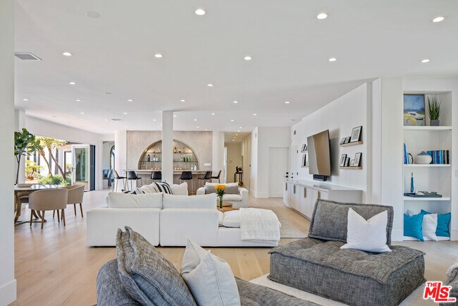 Building Photo - 5868 Zumirez Dr