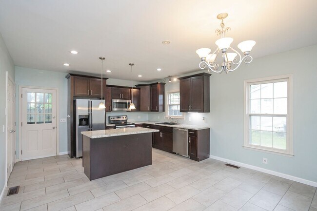 Building Photo - Lovely Home in Old Hickory