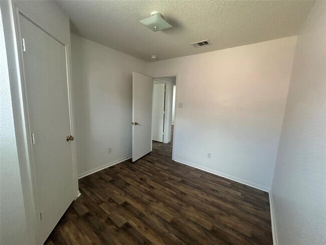 Building Photo - 4302 Janelle Dr