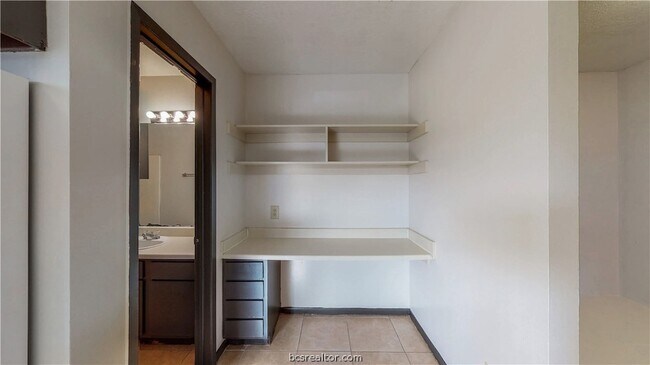 Building Photo - 725 Peppertree Dr