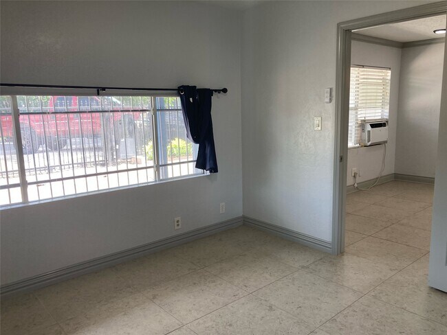 Building Photo - 1339 Idylwild St