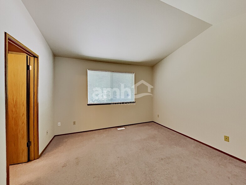 Building Photo - 2078 SE 8th Dr