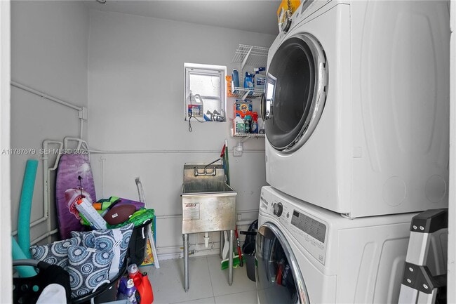 Building Photo - 122 E 2nd Ct