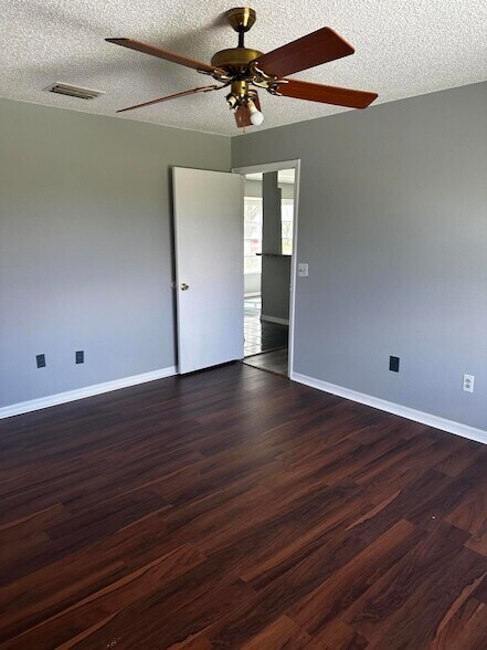 Building Photo - 1021 SW Du Bois Ave