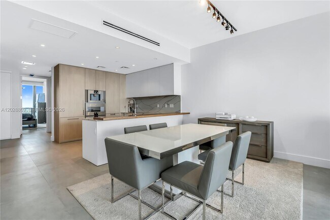 Building Photo - 15701 Collins Ave