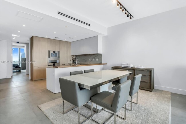 Building Photo - 15701 Collins Ave