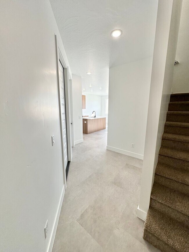 Building Photo - PET FRIENDLY!! HURRICANE TOWNHOME!