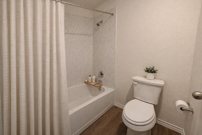 Building Photo - 1324 Stuarts Frst Dr