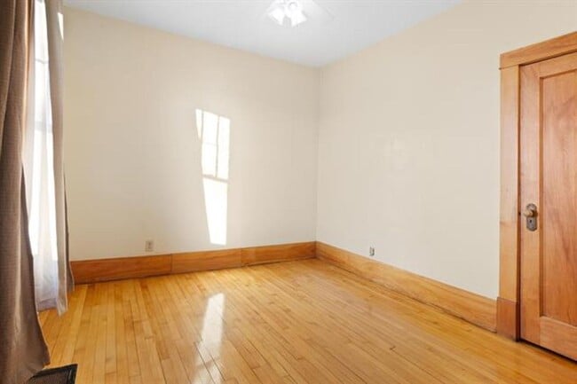 Building Photo - 4 Bedroom House!