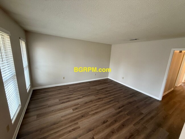 Building Photo - 3 Bed 2 Bath