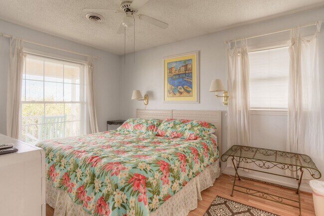 Building Photo - VINTAGE BEACHFRONT COTTAGE PERFECT FOR COZY WINTER GETAWAY