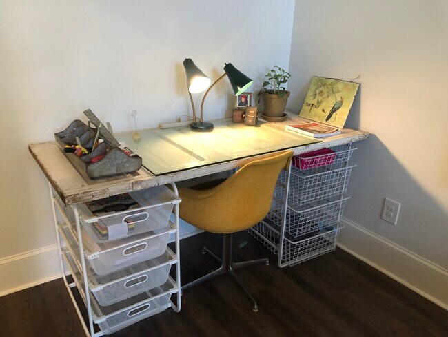 Area for desk/work out - 476 Waldo St SE