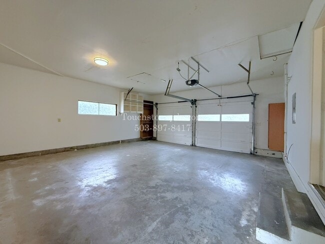 Building Photo - 980 NW Wallula Ave