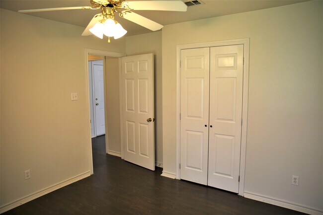 Building Photo - 3510 Vienna Dr