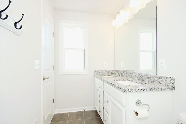 Building Photo - Pleasant Green Townhome Near Downtown Crozet