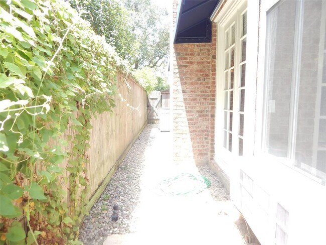 Building Photo - 5583 Beverly Hill St