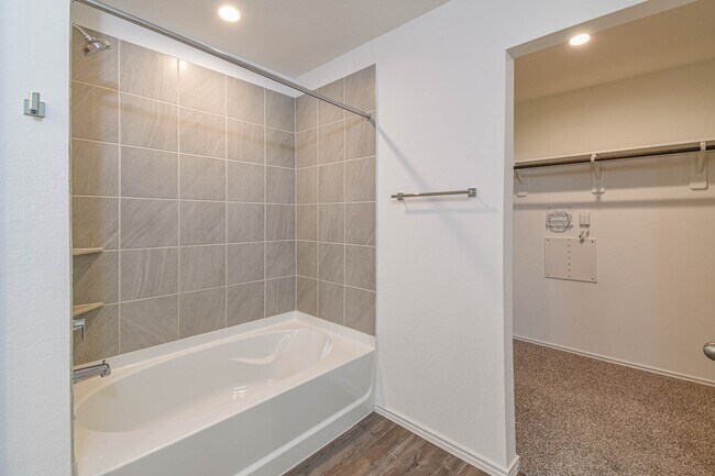 Building Photo - 5423 Wyndham Rdg Ln