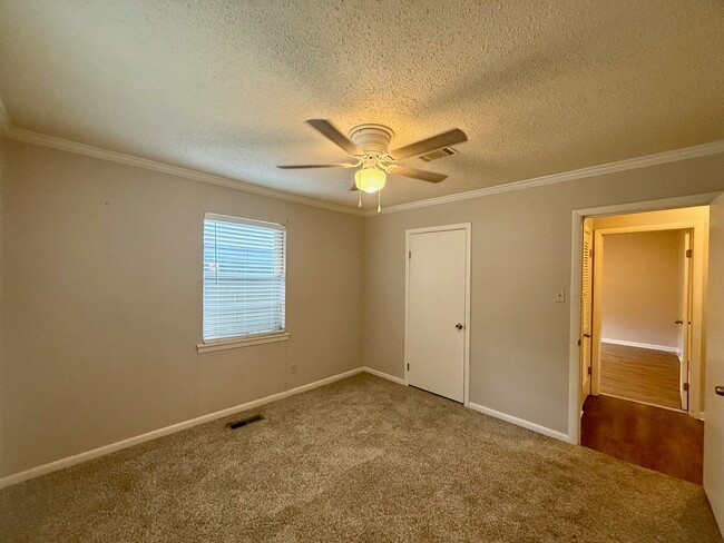 Building Photo - 5105 Lewis Ln